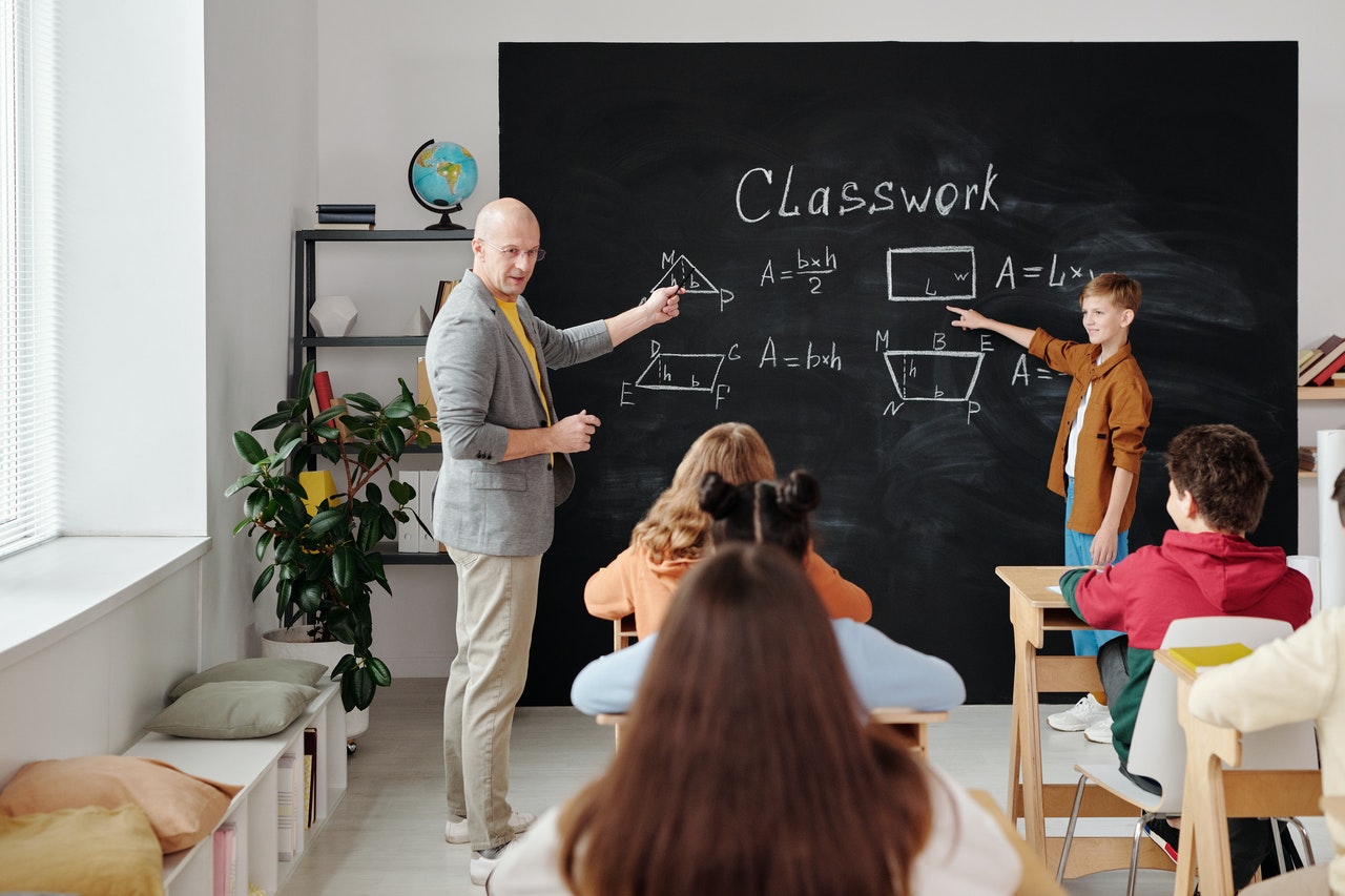 teacher teaching the students