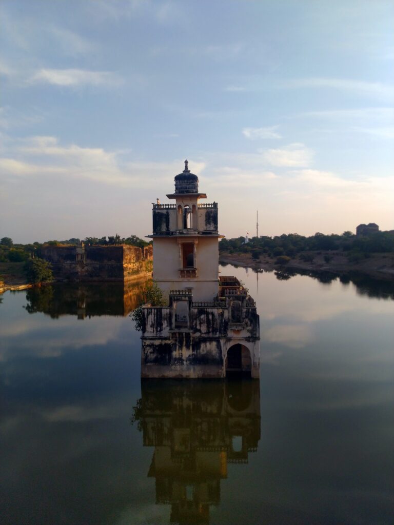a fort; arts of subcontinent